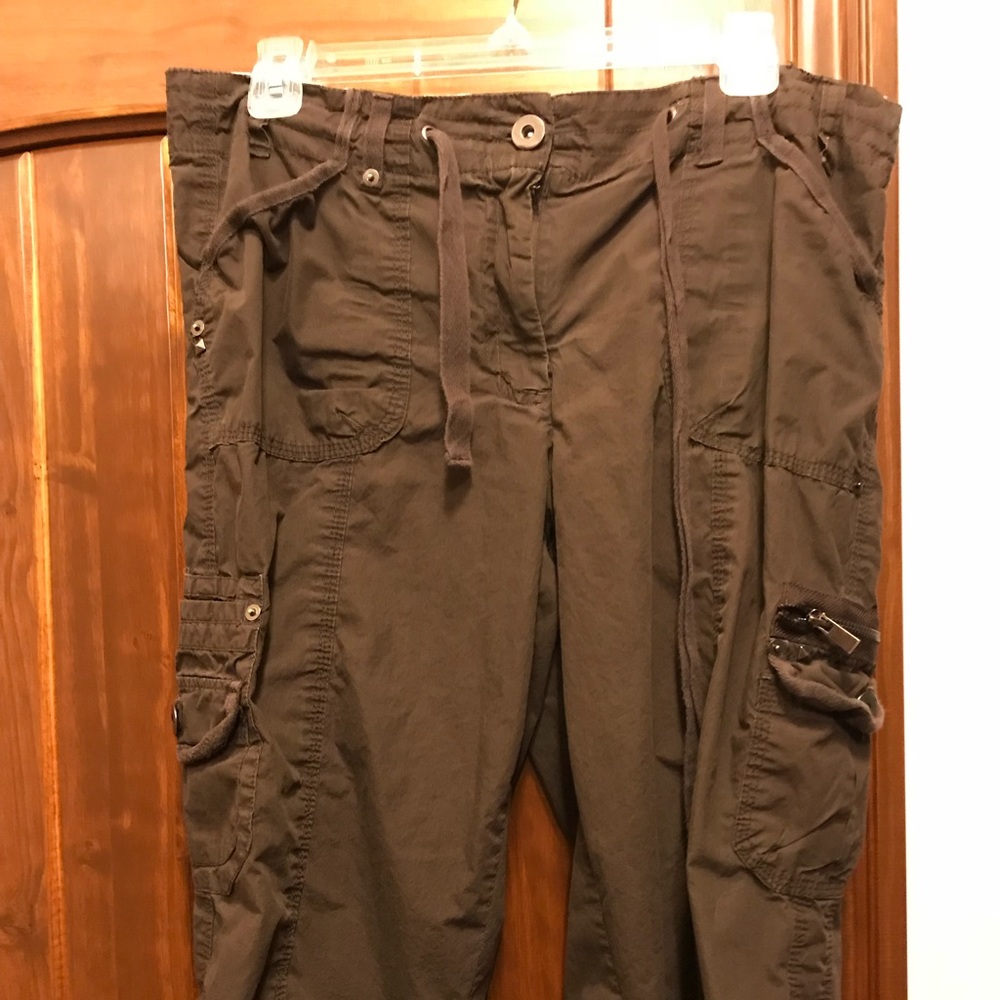 Size 12 cute brown capris.